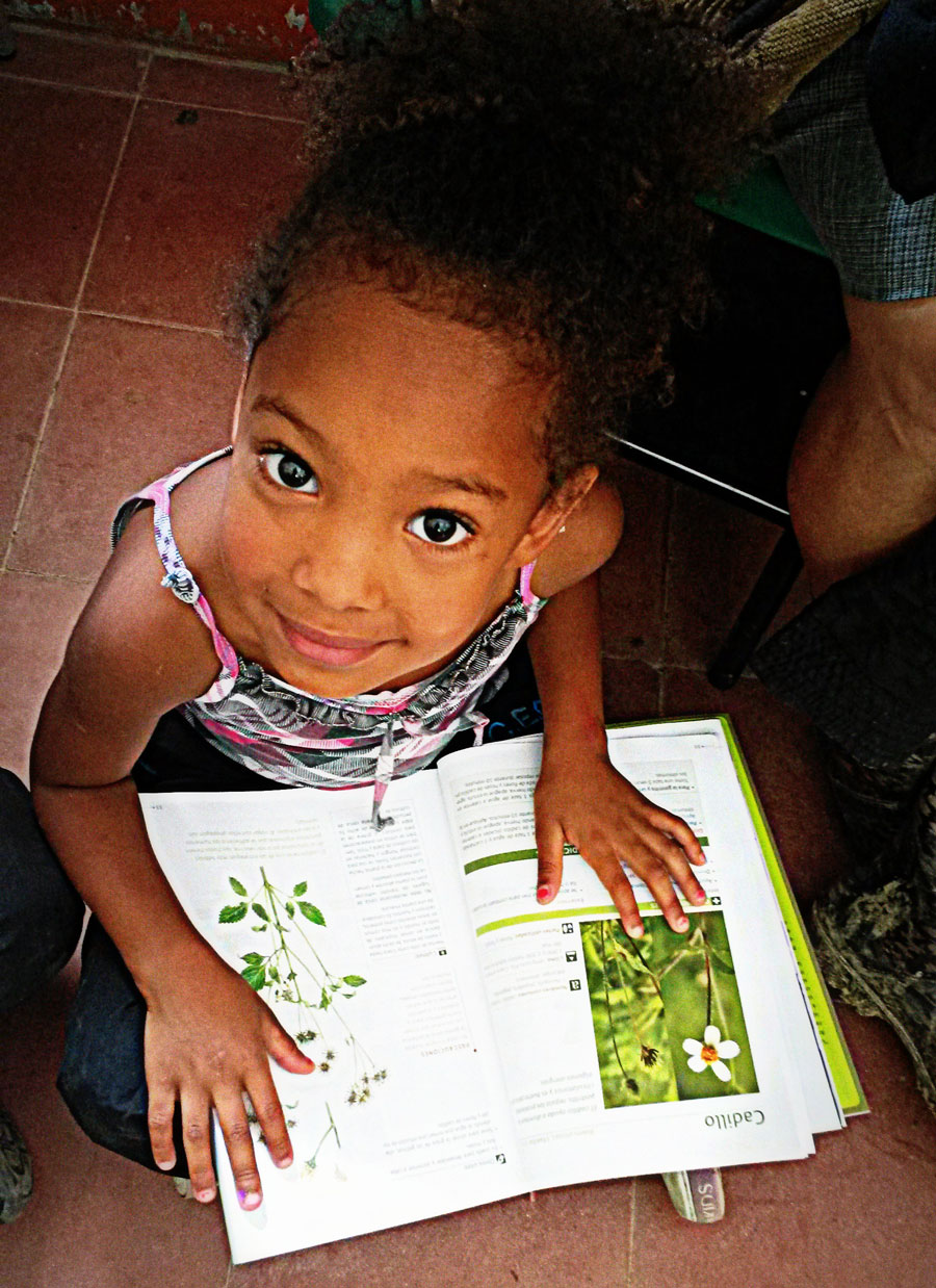 Filena-con-el-libro-de-plantas-medicinales-durante-una-promocion-de-lectura