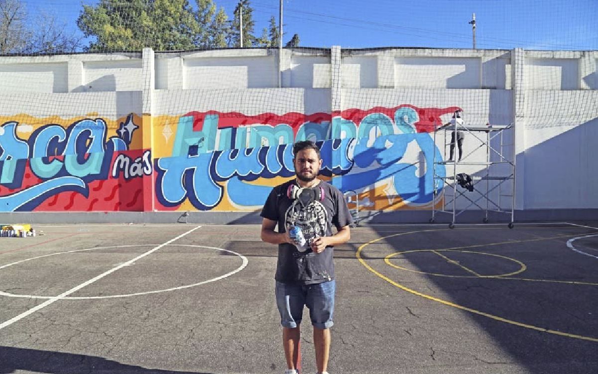 DeimosType lleva más de diez años pintando en la calle. Durante ese tiempo se ha dedicado a llevar el lettering a las calles y a hacer equipo con artistas urbanos como Mugre Diamante y Ceroker, las otras mentes maestras detrás del estudio A Tr3s Manos.