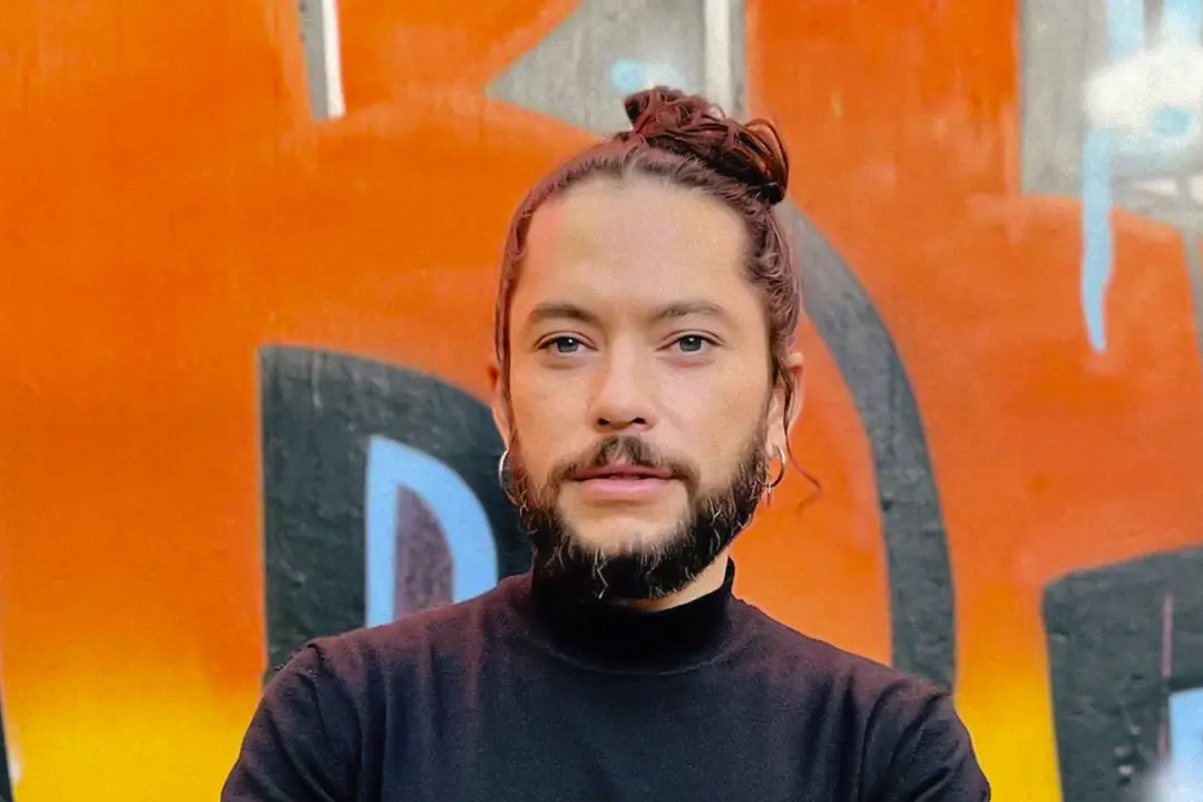 Artista queer latinoamericano en su estudio de arte contemporáneo