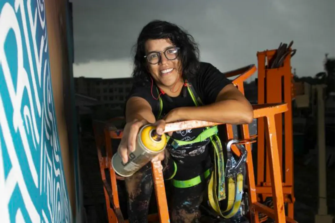Artista queer latinoamericano en su estudio de arte contemporáneo