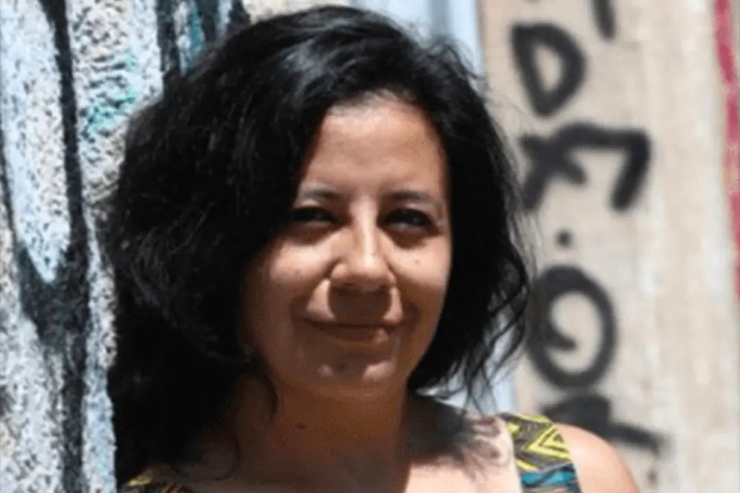 Artista queer latinoamericano en su estudio de arte contemporáneo