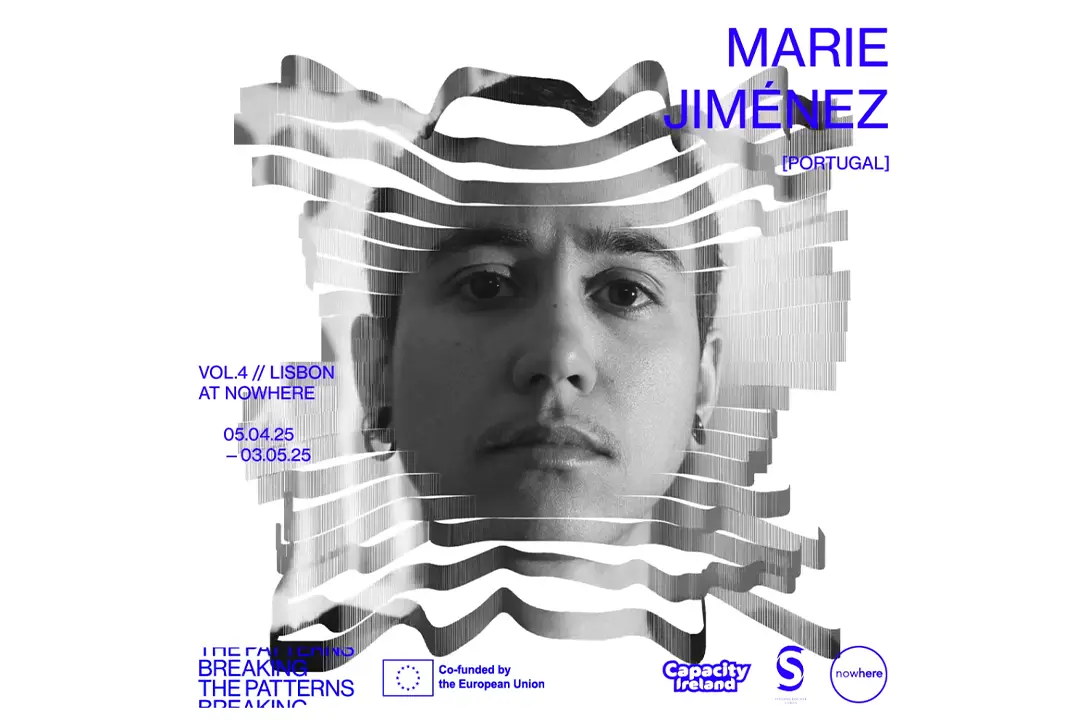 Artista queer latinoamericano en su estudio de arte contemporáneo