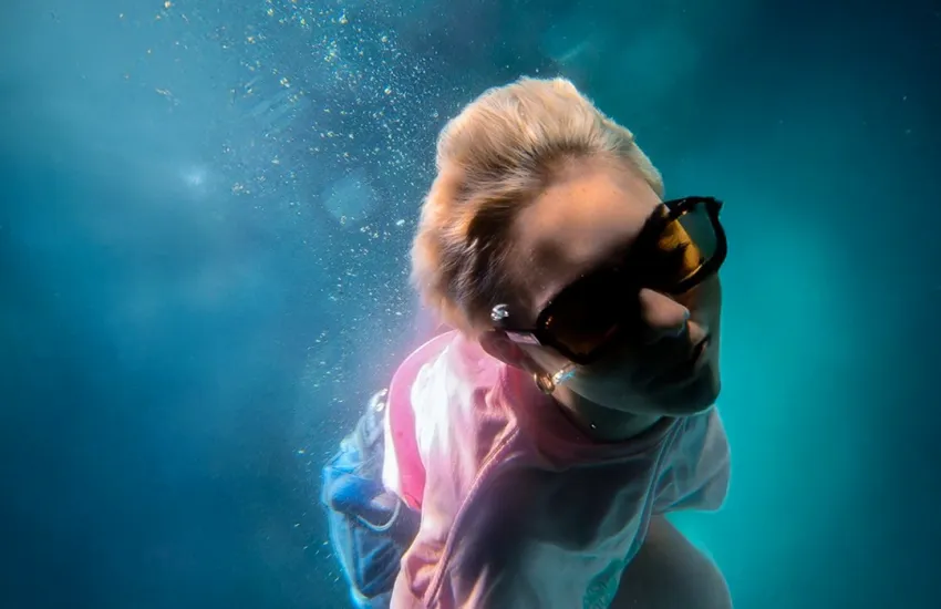 Conozca el photoshoot de moda hecho bajo el agua con el OPPO Reno13 5G