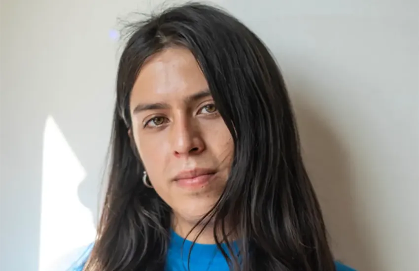 Artista queer latinoamericano en su estudio de arte contemporáneo