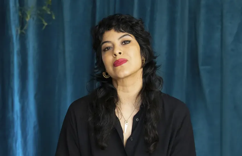 Artista queer latinoamericano en su estudio de arte contemporáneo