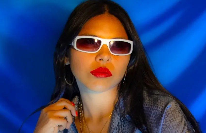 Artista queer latinoamericano en su estudio de arte contemporáneo